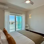 Ocean Drive - Near The - 14 Pax - *